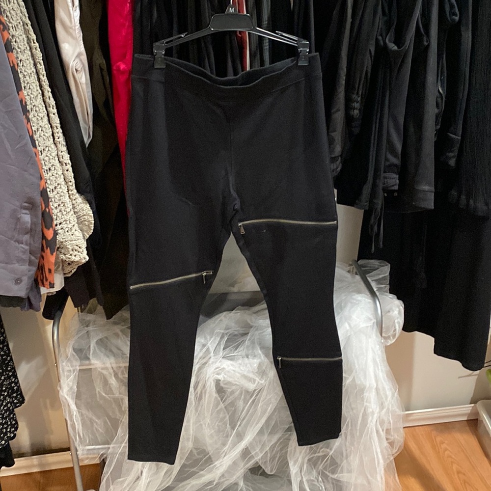 Express jeans with zippers that you can zip for it to be open or closed